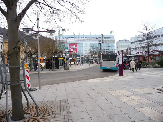 Bismarckplatz in Heidelberg mit Bushaltestelle