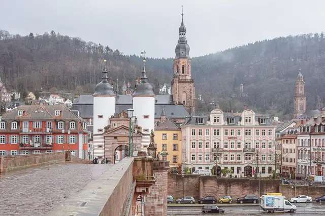 Blick von der Alten Brücke auf Brückentor, Altstadt und Heiliggeistkirche