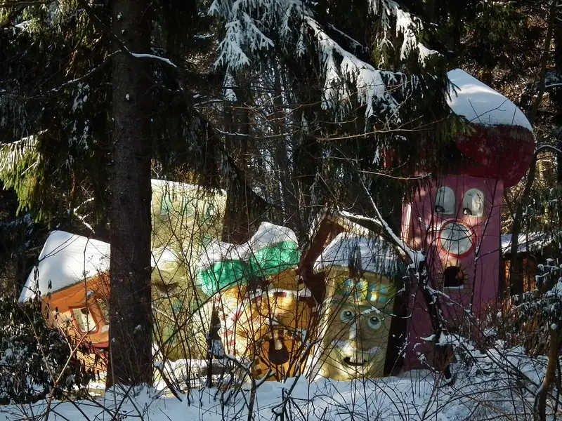 Märchenfiguren und Häuser im Märchenparadies auf dem Königstuhl