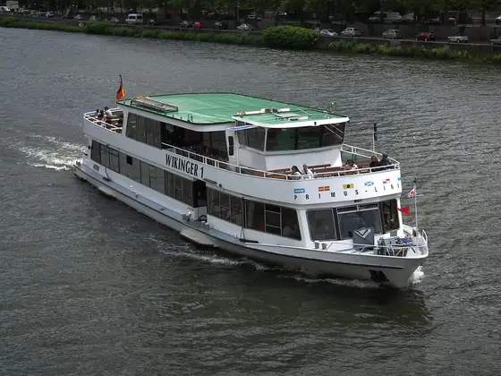 Fahrgastschiff auf dem Neckar in Heidelberg