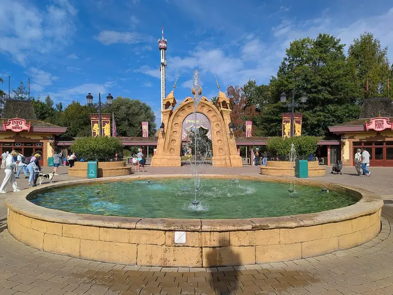 Eingangsbereich von Plopsaland Deutschland in Haßloch mit Brunnen