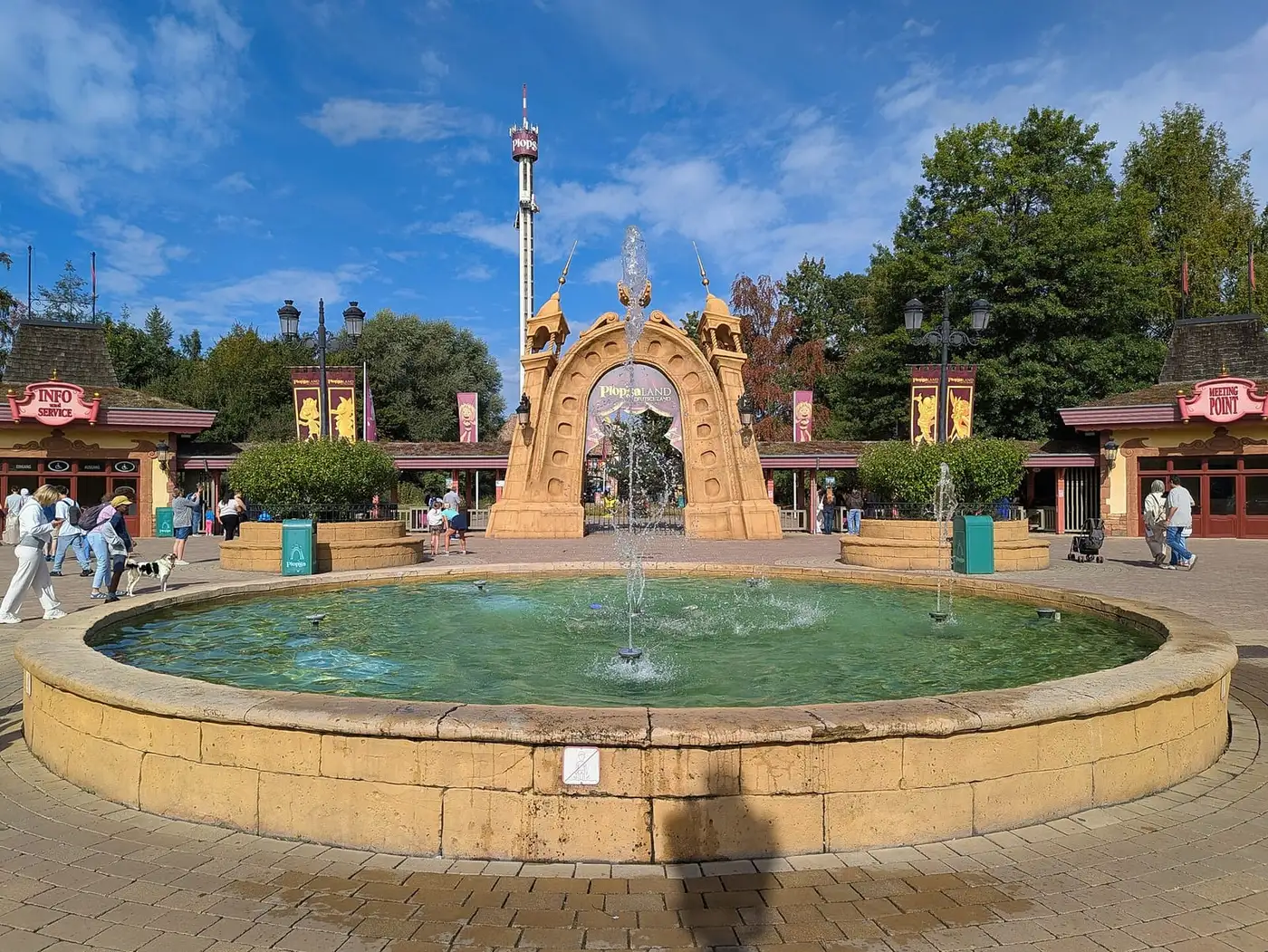 Eingangsbereich von Plopsaland Deutschland in Haßloch mit Brunnen