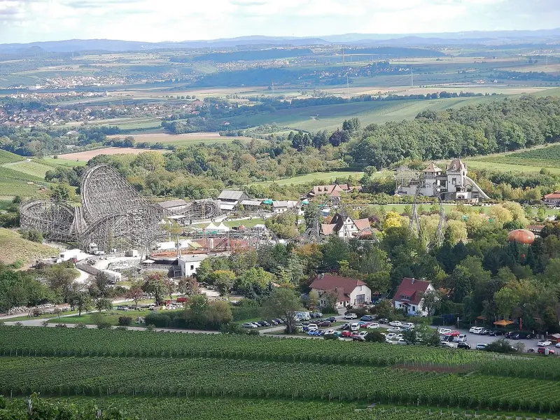 Blick über den Erlebnispark Tripsdrill mit Holzachterbahn